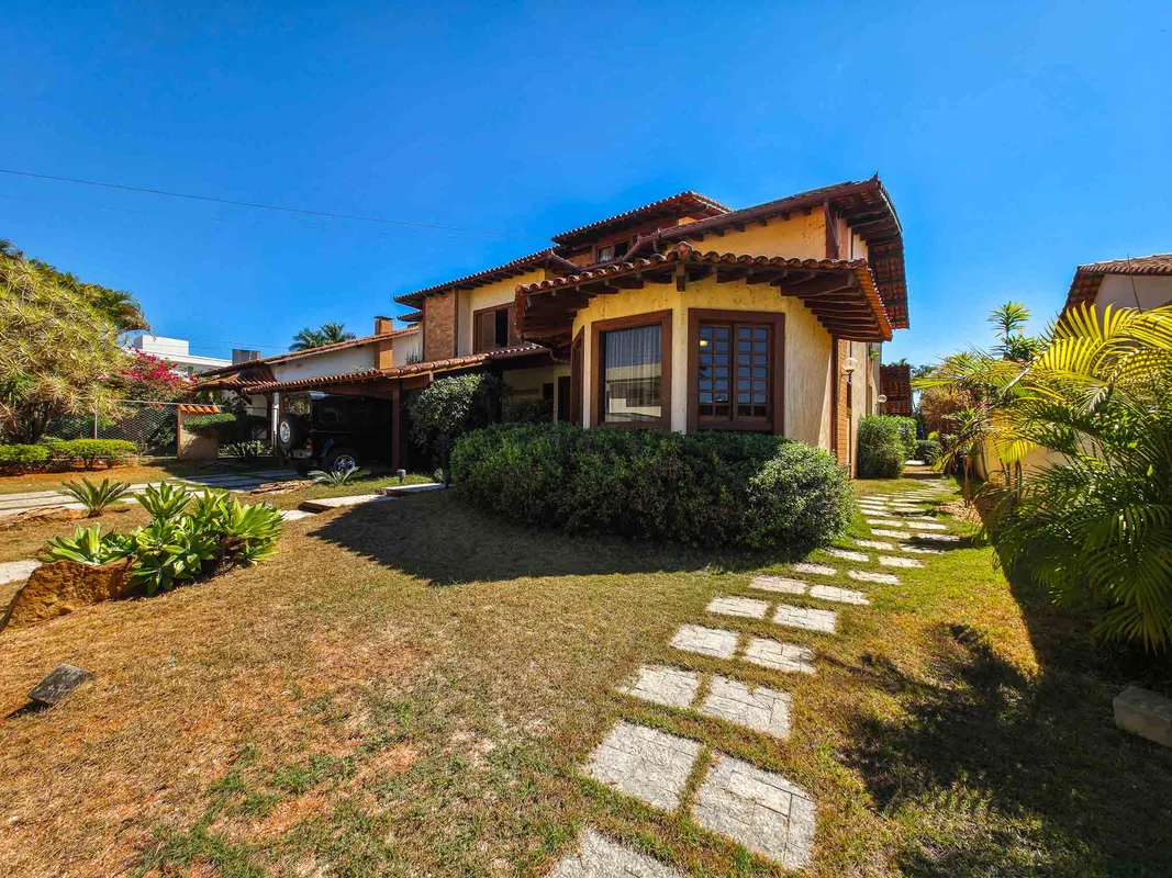 Vista da residência colonial e de sua área externa